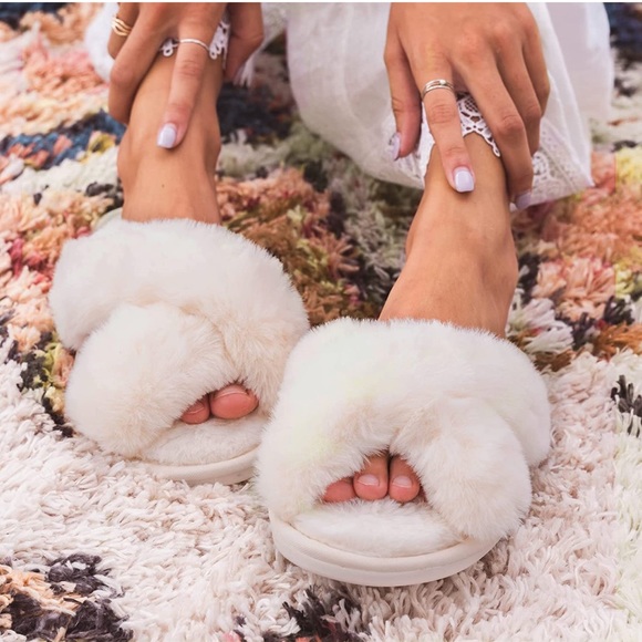NWT Faux Fur Slippers - Picture 1 of 4